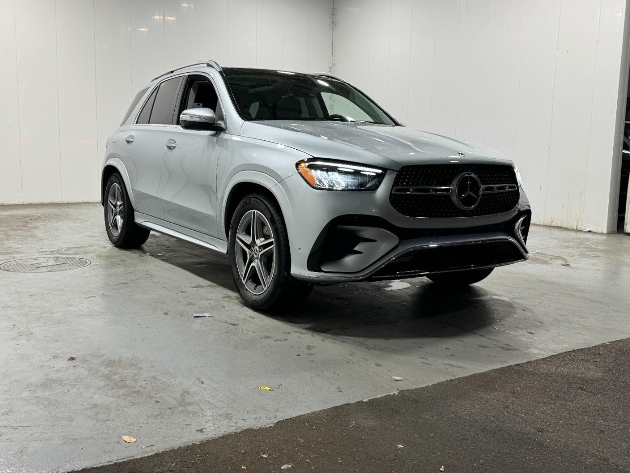 Mercedes-Benz GLE Vehicle Full-screen Gallery Image 6