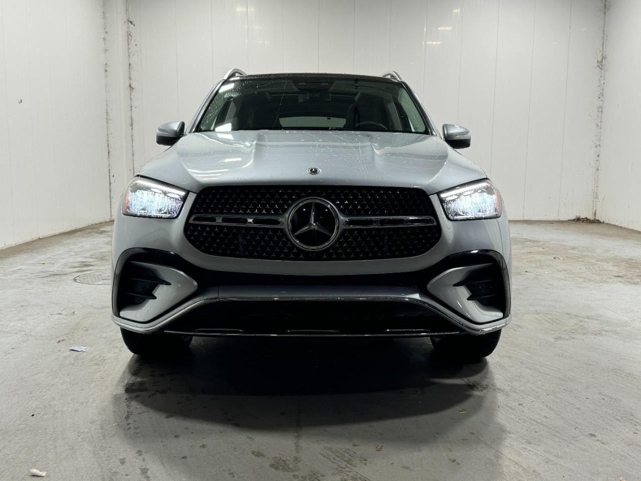 Mercedes-Benz GLE Vehicle Full-screen Gallery Image 7