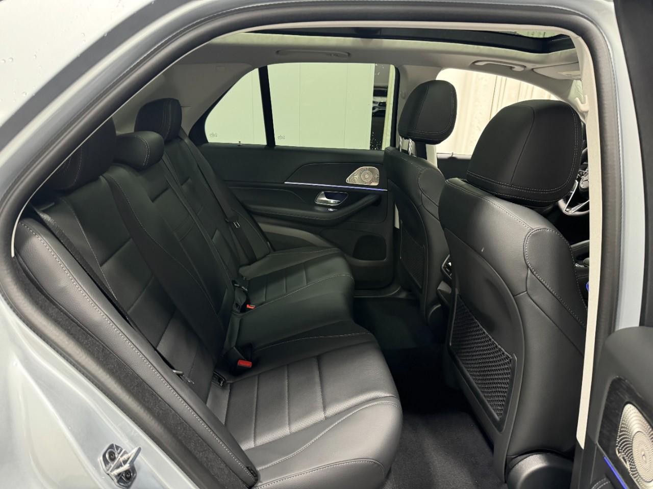 Mercedes-Benz GLE Vehicle Full-screen Gallery Image 10