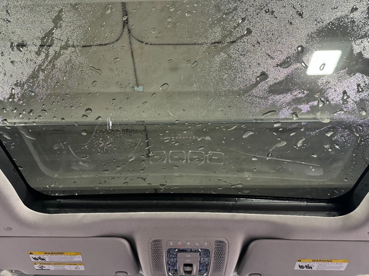 Mercedes-Benz GLE Vehicle Full-screen Gallery Image 11