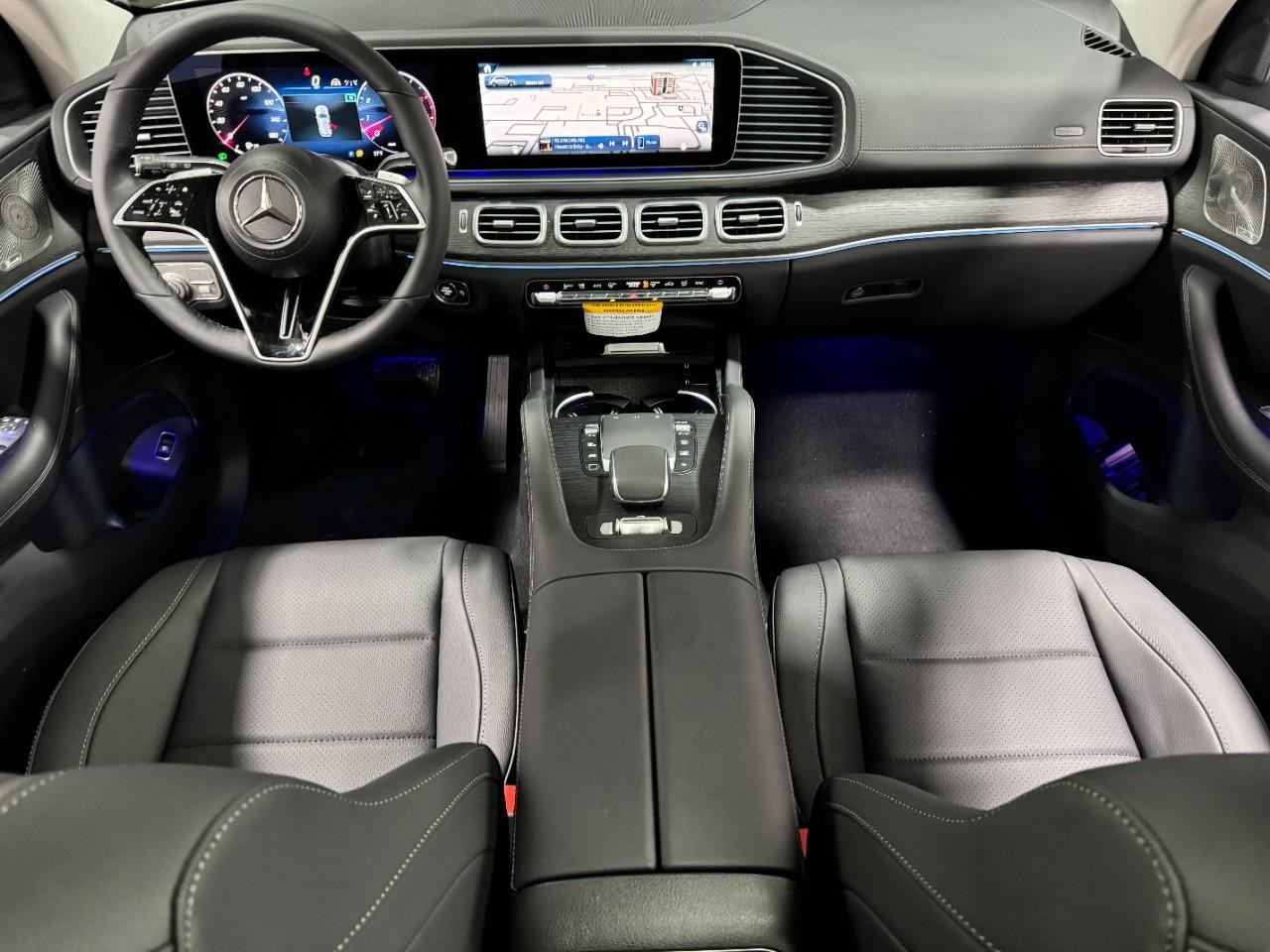 Mercedes-Benz GLE Vehicle Full-screen Gallery Image 12