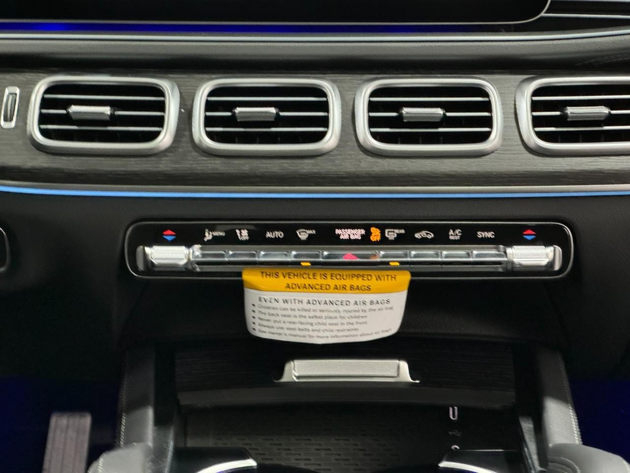 Mercedes-Benz GLE Vehicle Full-screen Gallery Image 15