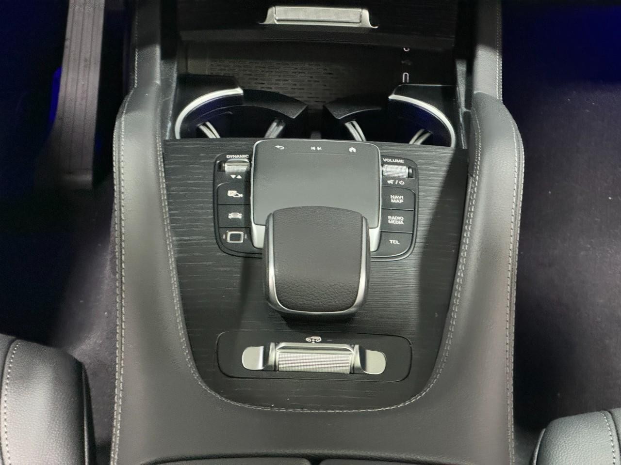 Mercedes-Benz GLE Vehicle Full-screen Gallery Image 16