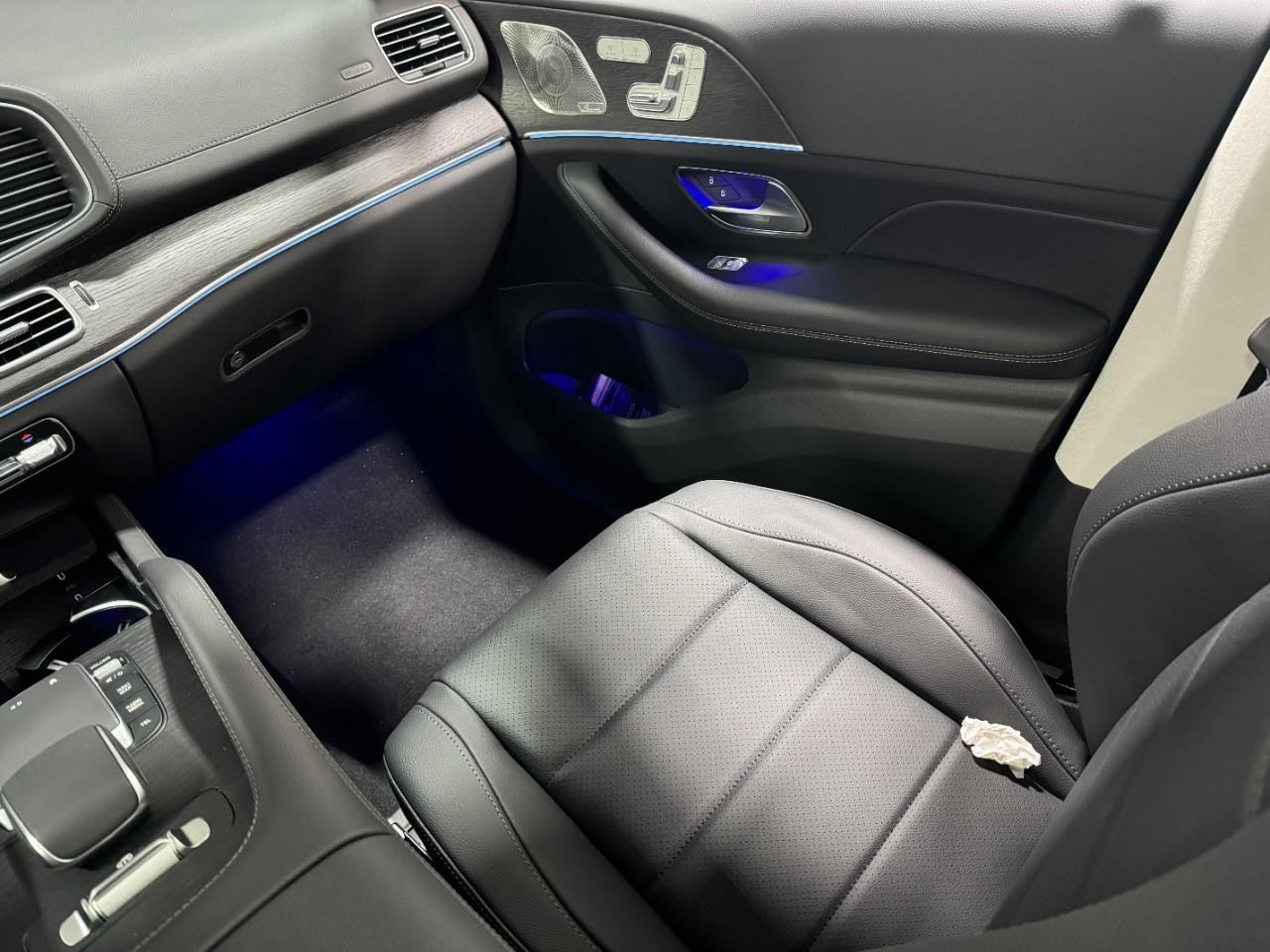 Mercedes-Benz GLE Vehicle Full-screen Gallery Image 17