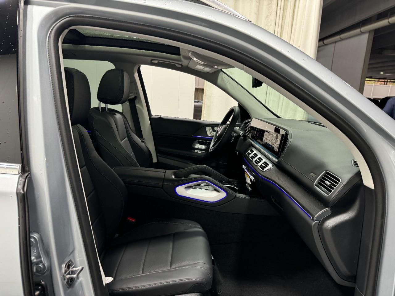 Mercedes-Benz GLE Vehicle Full-screen Gallery Image 18