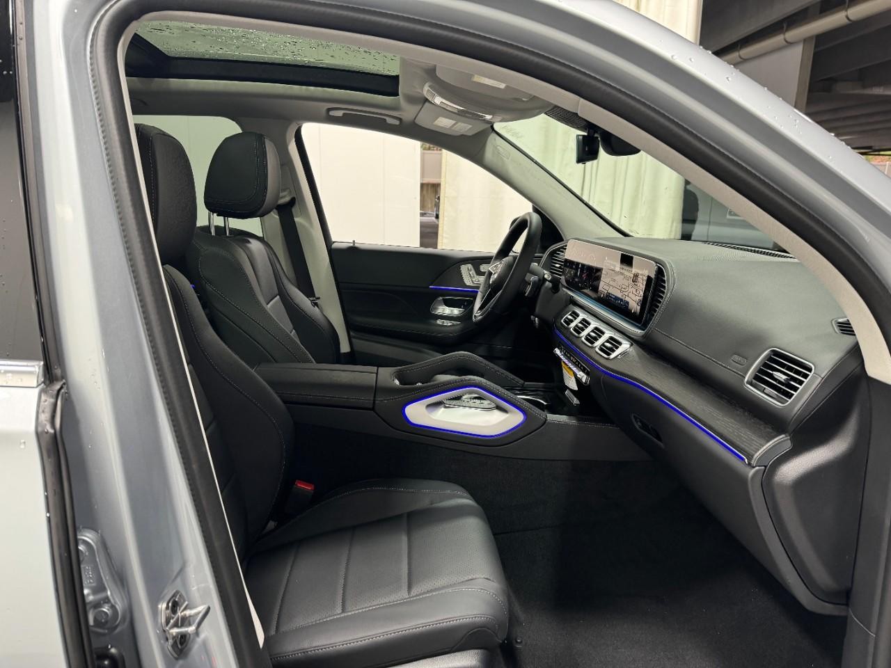 Mercedes-Benz GLE Vehicle Full-screen Gallery Image 19