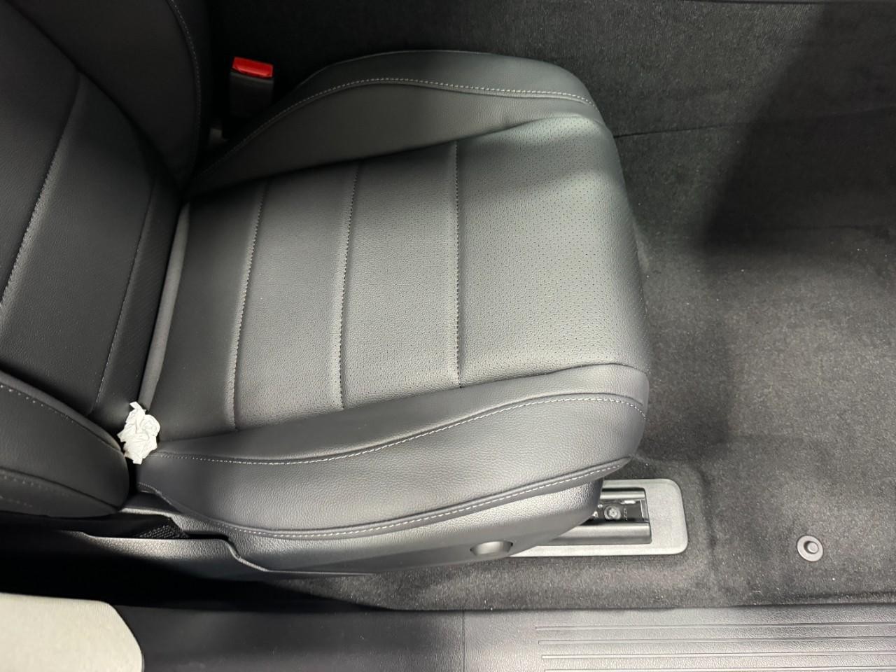 Mercedes-Benz GLE Vehicle Full-screen Gallery Image 20