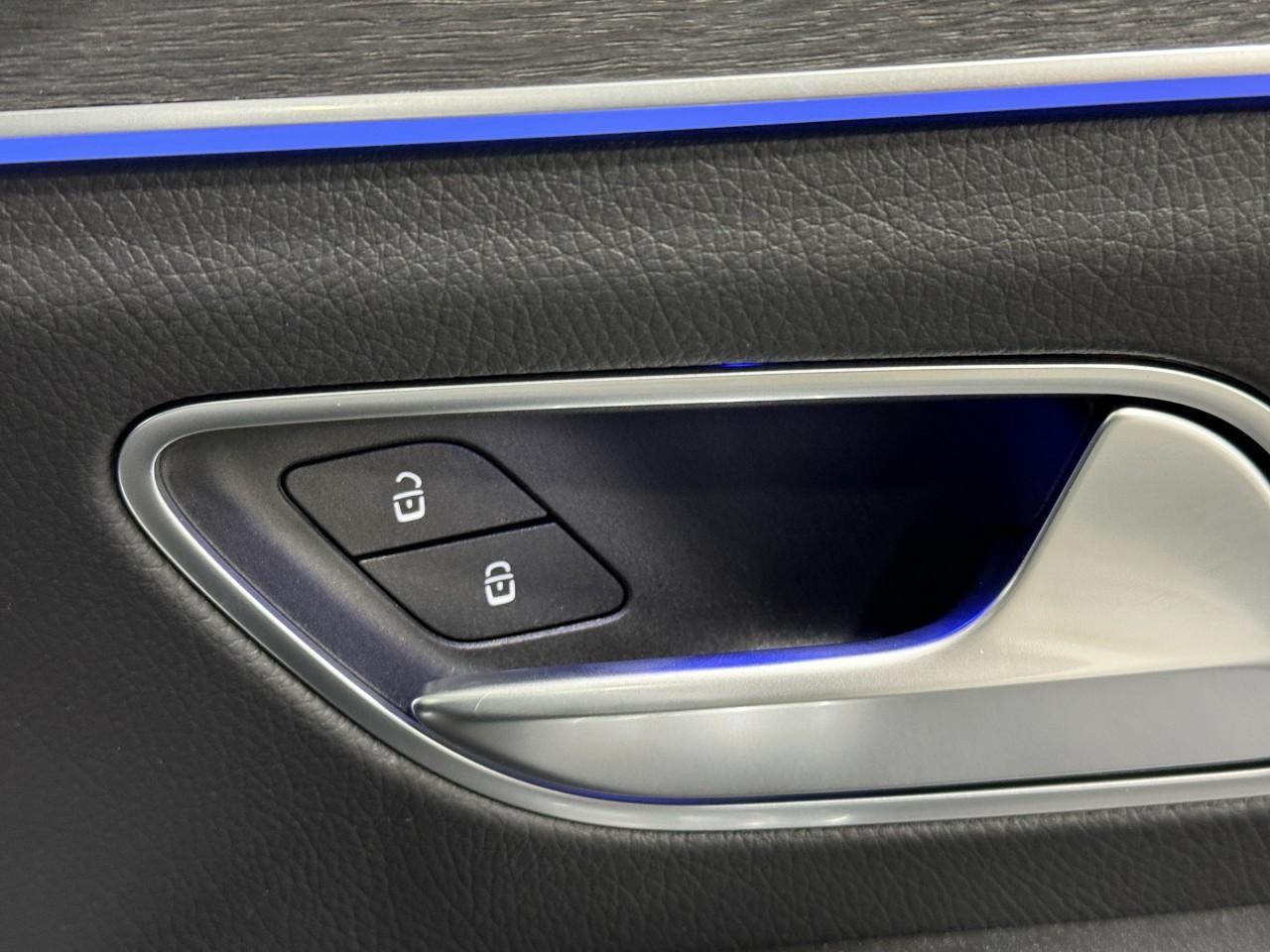 Mercedes-Benz GLE Vehicle Full-screen Gallery Image 23