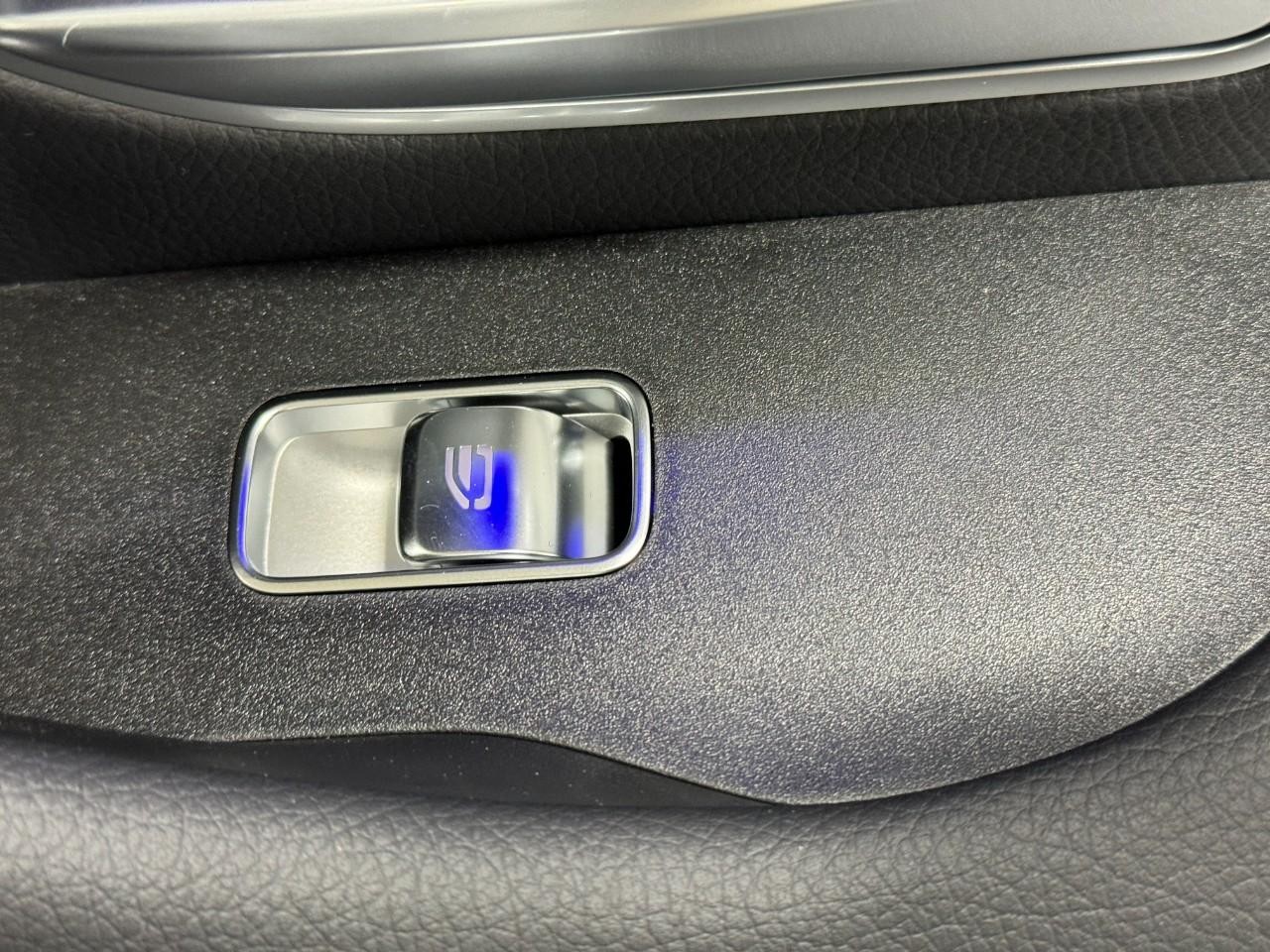 Mercedes-Benz GLE Vehicle Full-screen Gallery Image 24