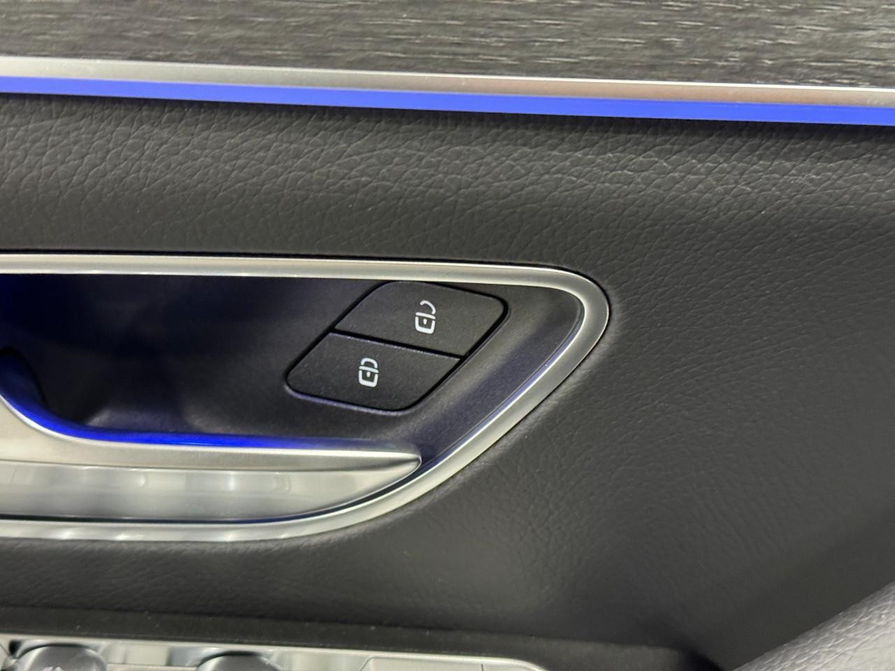 Mercedes-Benz GLE Vehicle Full-screen Gallery Image 27