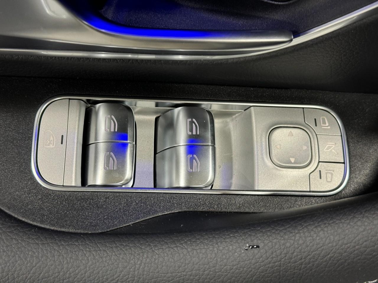 Mercedes-Benz GLE Vehicle Full-screen Gallery Image 28