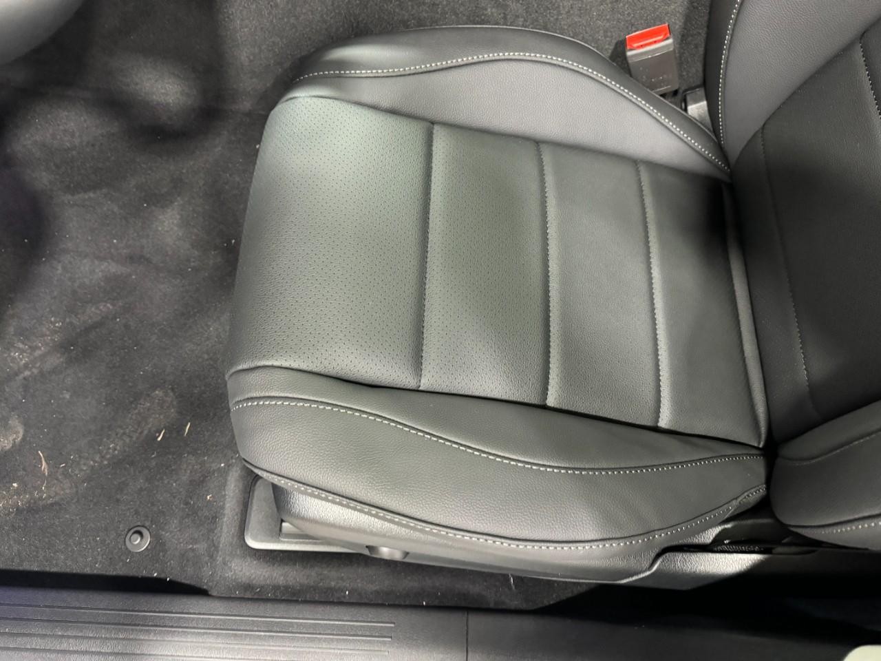 Mercedes-Benz GLE Vehicle Full-screen Gallery Image 31