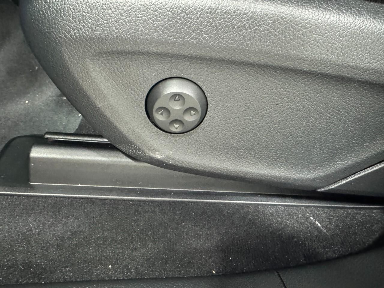 Mercedes-Benz GLE Vehicle Full-screen Gallery Image 32