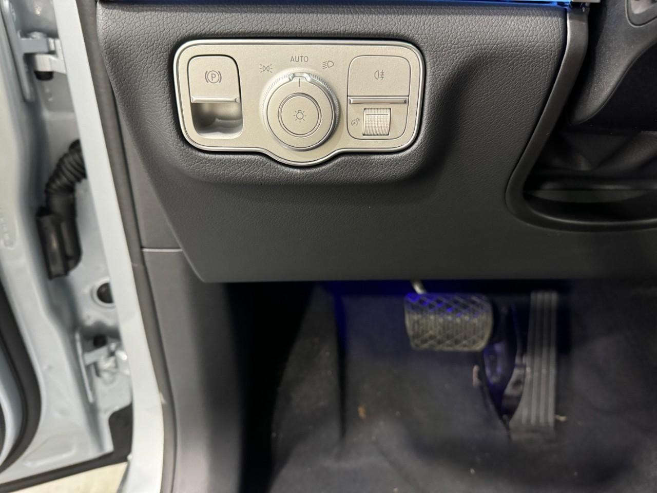 Mercedes-Benz GLE Vehicle Full-screen Gallery Image 33