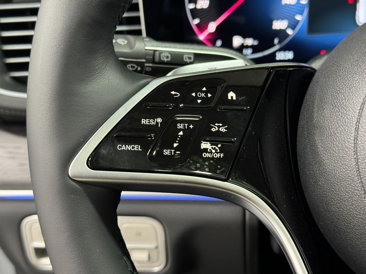 Mercedes-Benz GLE Vehicle Full-screen Gallery Image 34