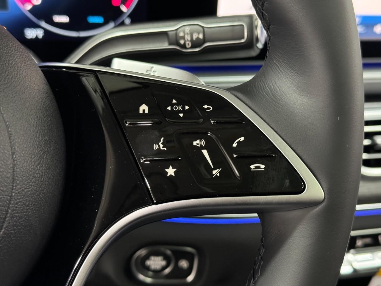 Mercedes-Benz GLE Vehicle Full-screen Gallery Image 35