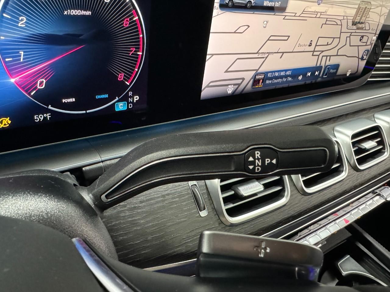 Mercedes-Benz GLE Vehicle Full-screen Gallery Image 37