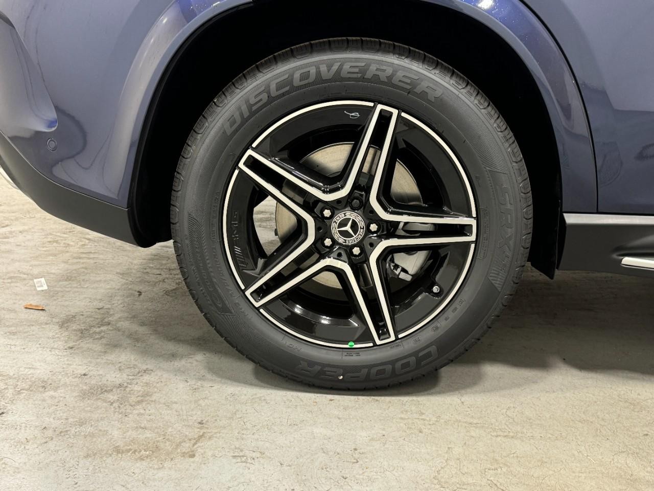 Mercedes-Benz GLE Vehicle Full-screen Gallery Image 5