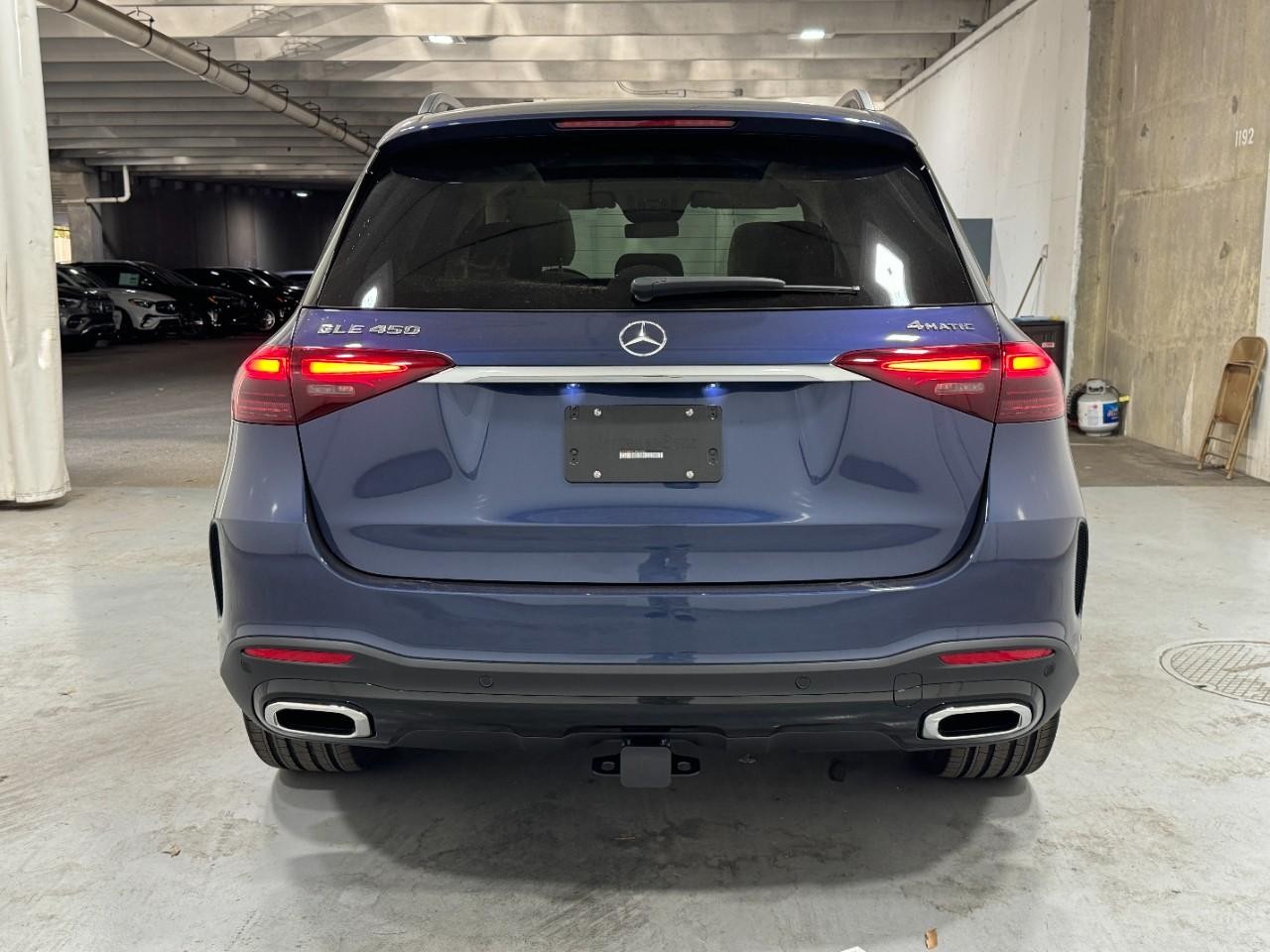 Mercedes-Benz GLE Vehicle Full-screen Gallery Image 9
