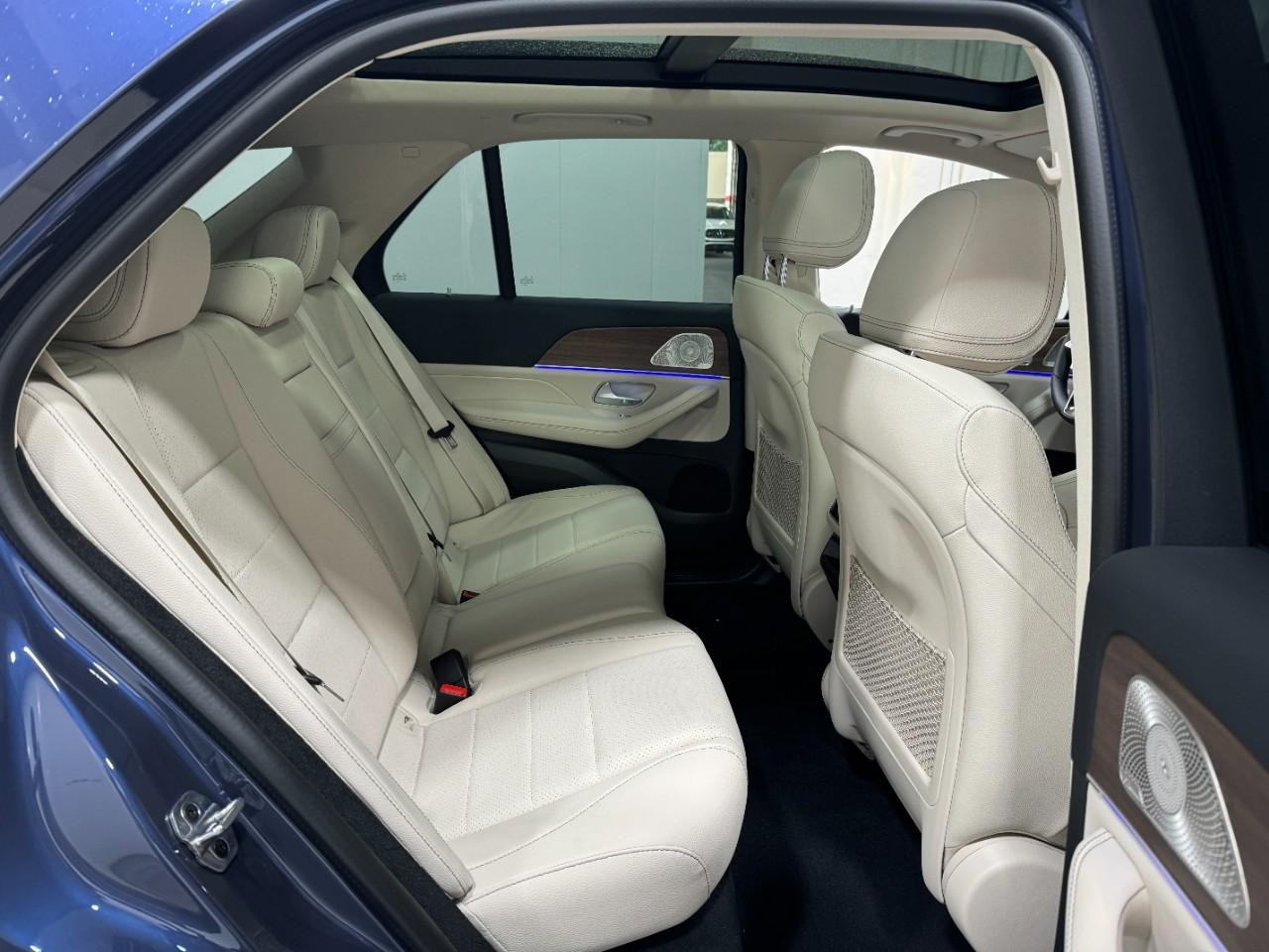 Mercedes-Benz GLE Vehicle Full-screen Gallery Image 10