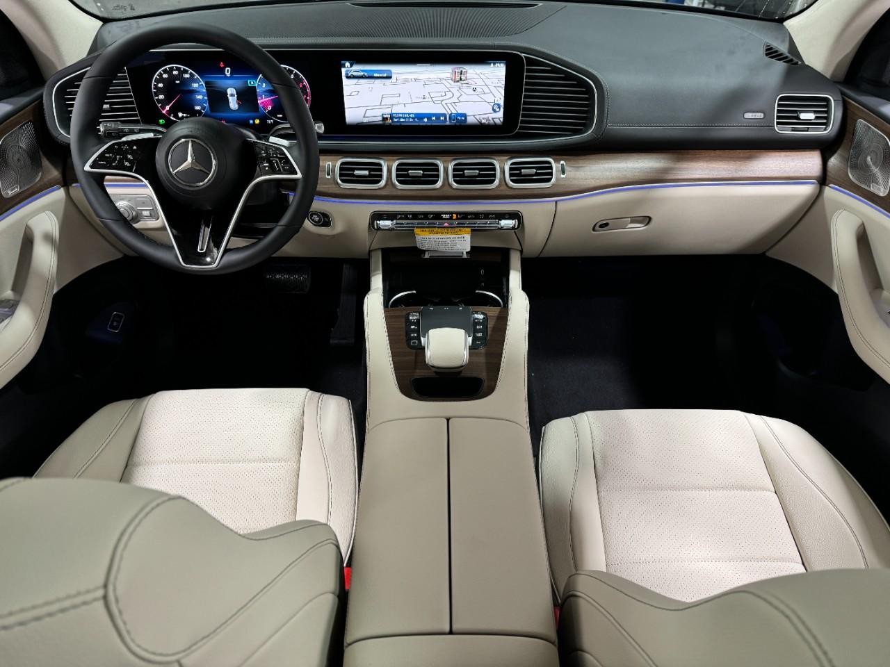 Mercedes-Benz GLE Vehicle Full-screen Gallery Image 12