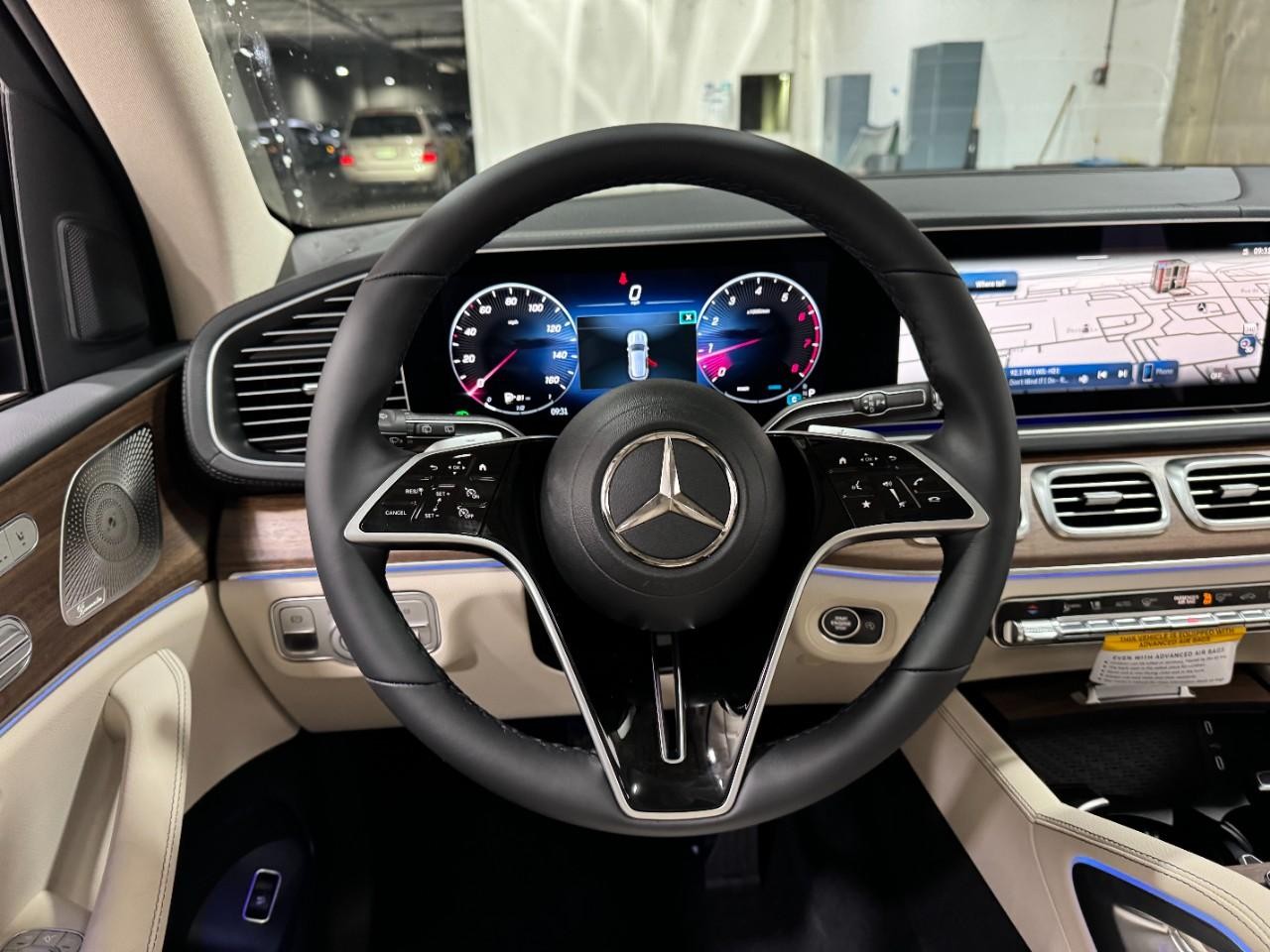 Mercedes-Benz GLE Vehicle Full-screen Gallery Image 13