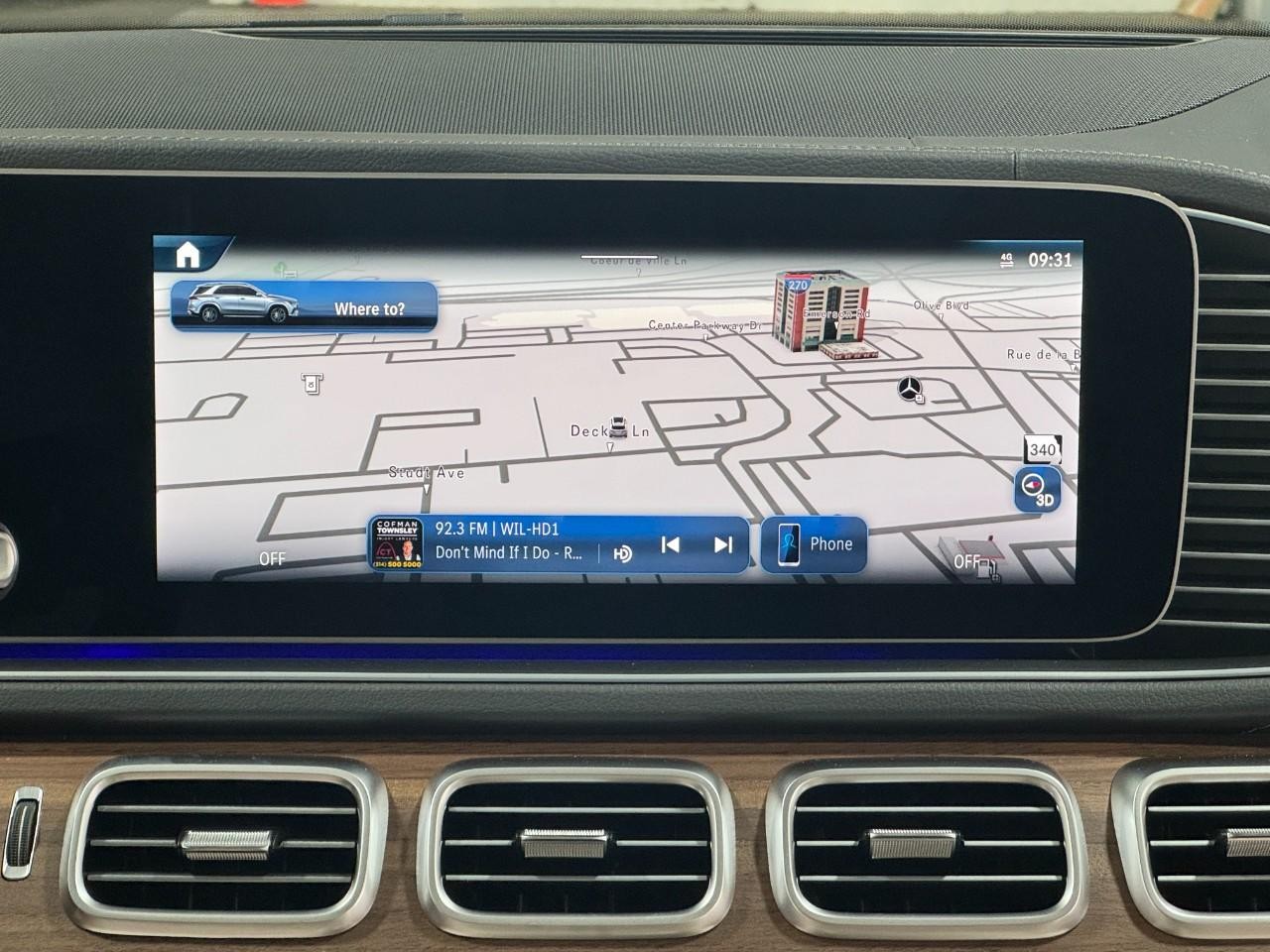 Mercedes-Benz GLE Vehicle Full-screen Gallery Image 14