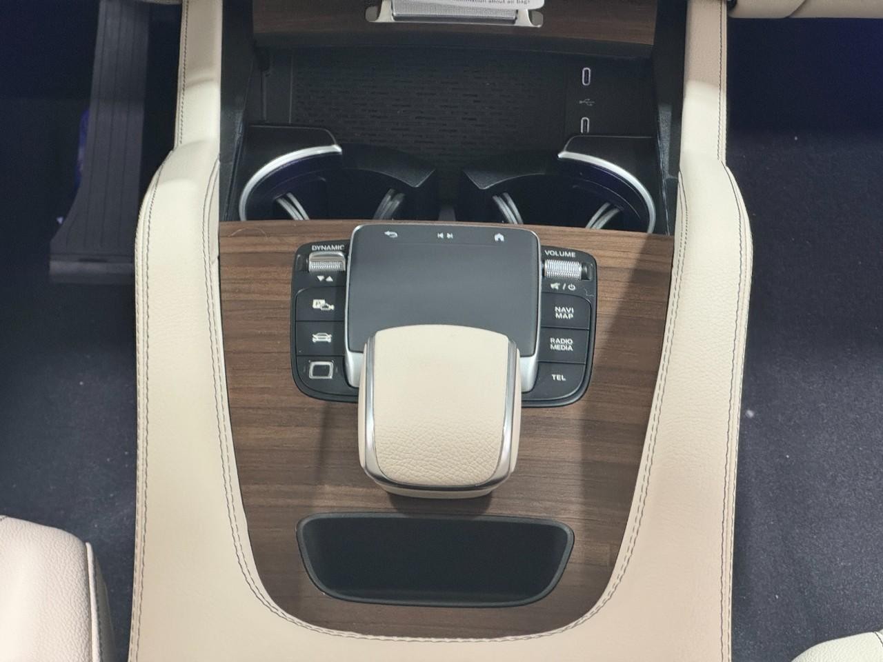 Mercedes-Benz GLE Vehicle Full-screen Gallery Image 16