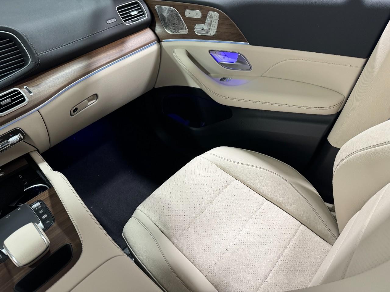 Mercedes-Benz GLE Vehicle Full-screen Gallery Image 17