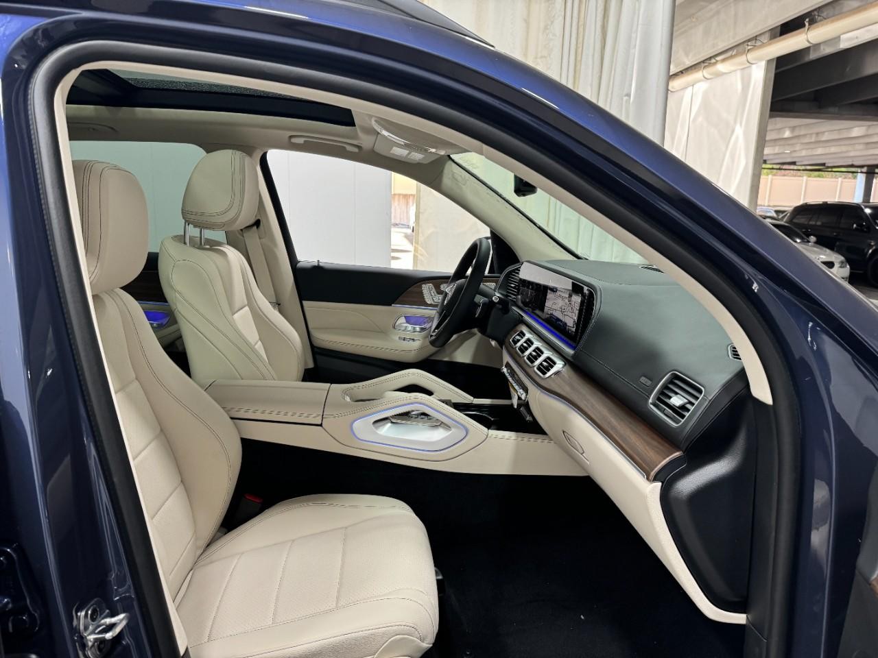 Mercedes-Benz GLE Vehicle Full-screen Gallery Image 18