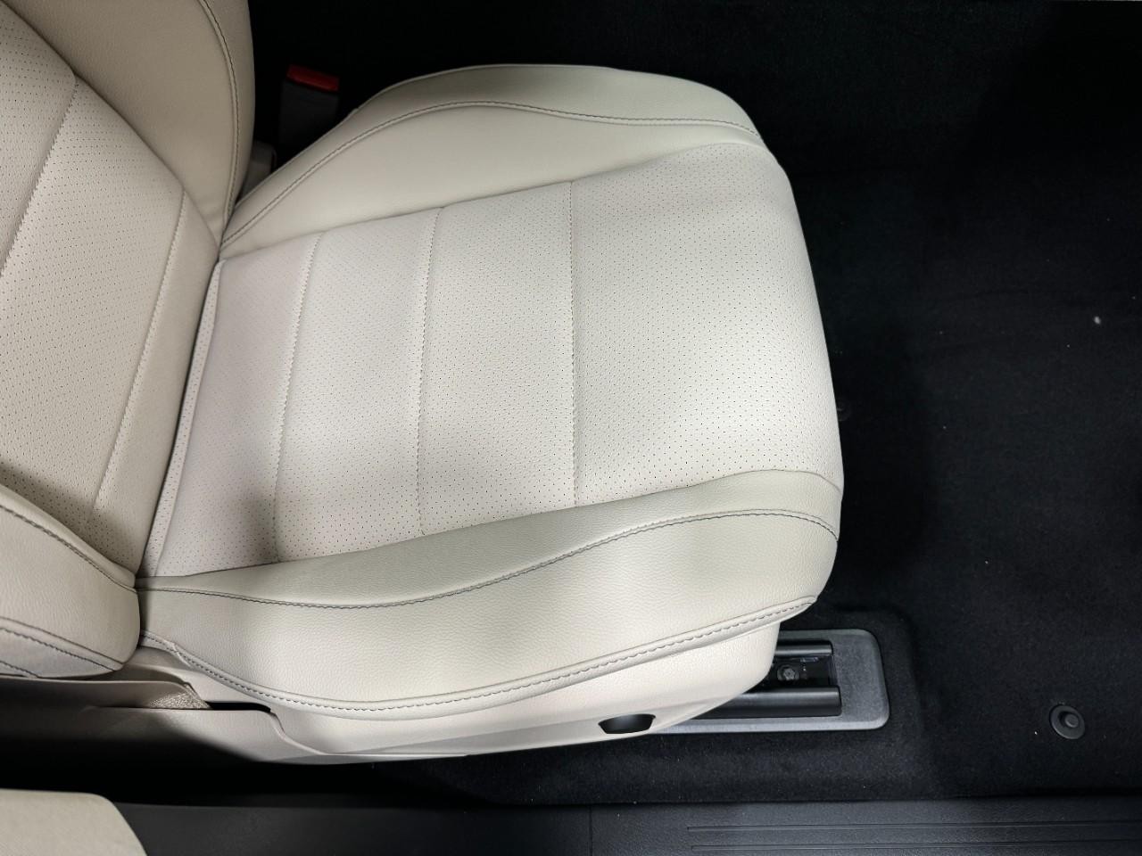 Mercedes-Benz GLE Vehicle Full-screen Gallery Image 19