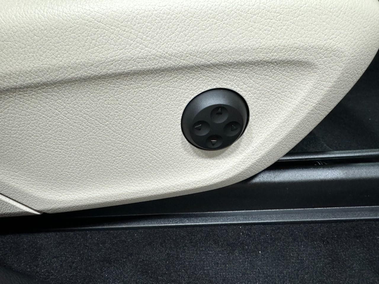 Mercedes-Benz GLE Vehicle Full-screen Gallery Image 20