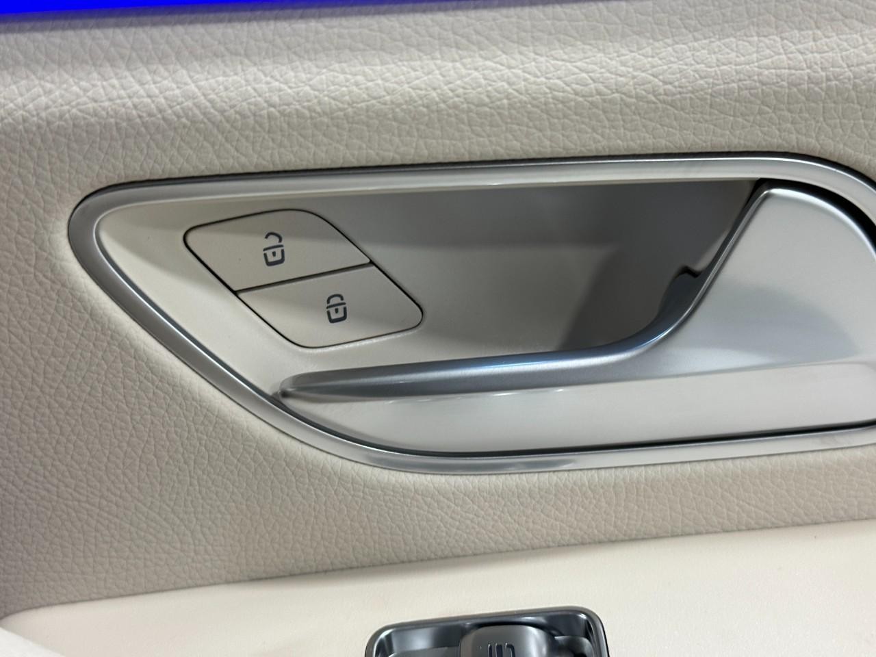 Mercedes-Benz GLE Vehicle Full-screen Gallery Image 22