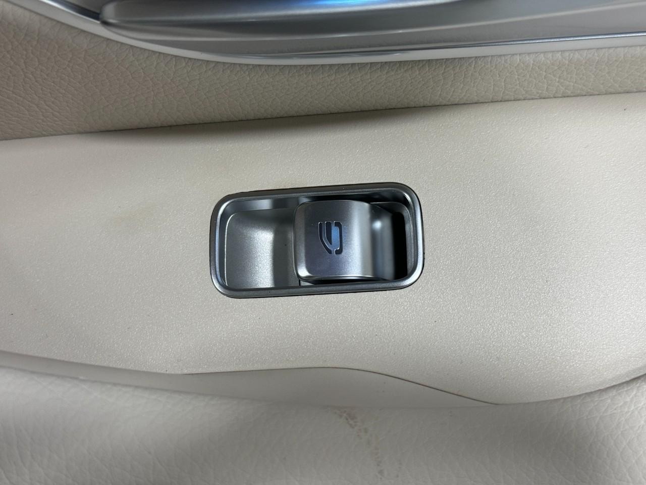 Mercedes-Benz GLE Vehicle Full-screen Gallery Image 23