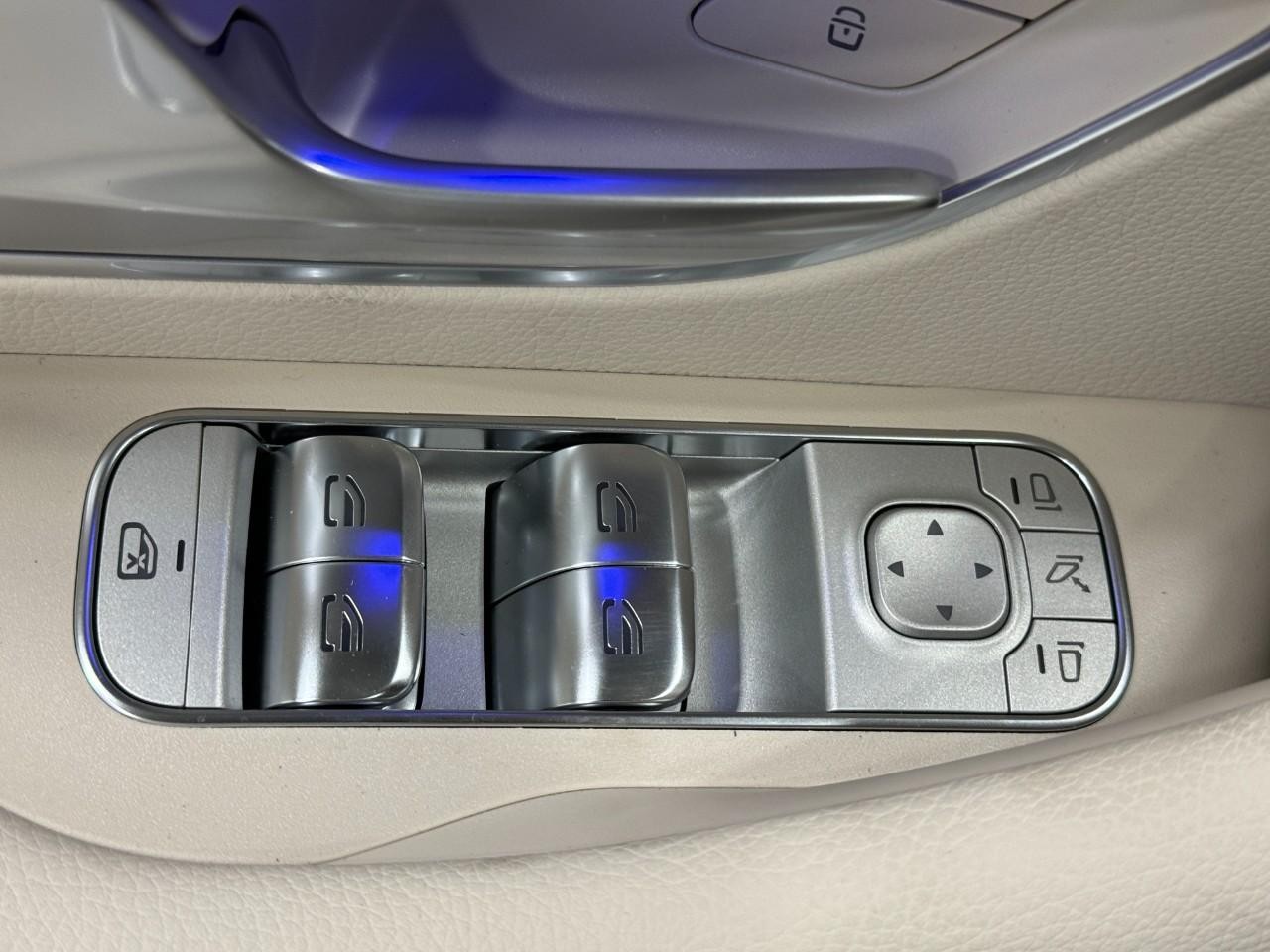 Mercedes-Benz GLE Vehicle Full-screen Gallery Image 27