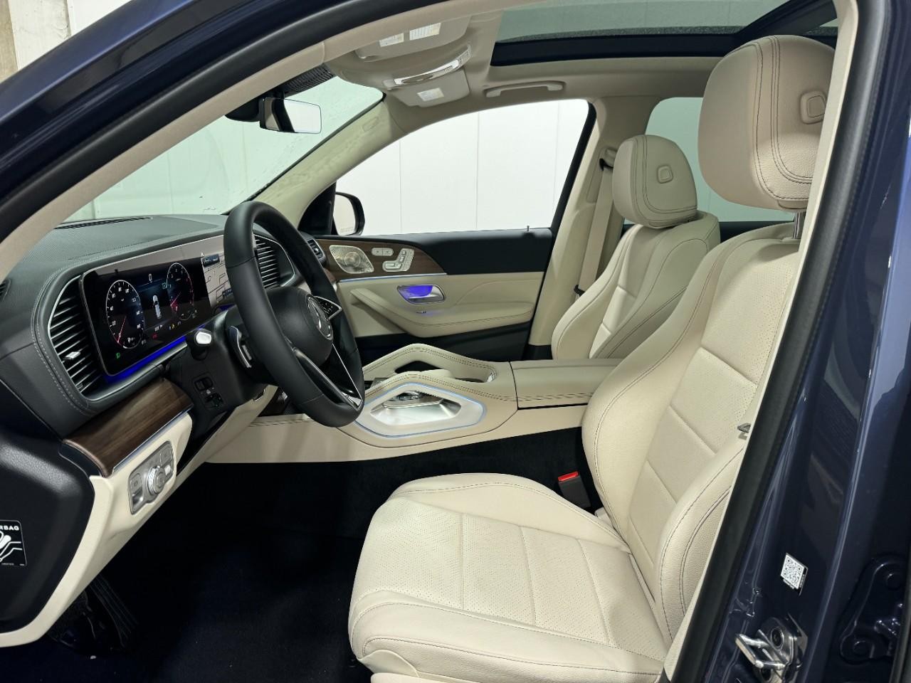 Mercedes-Benz GLE Vehicle Full-screen Gallery Image 29