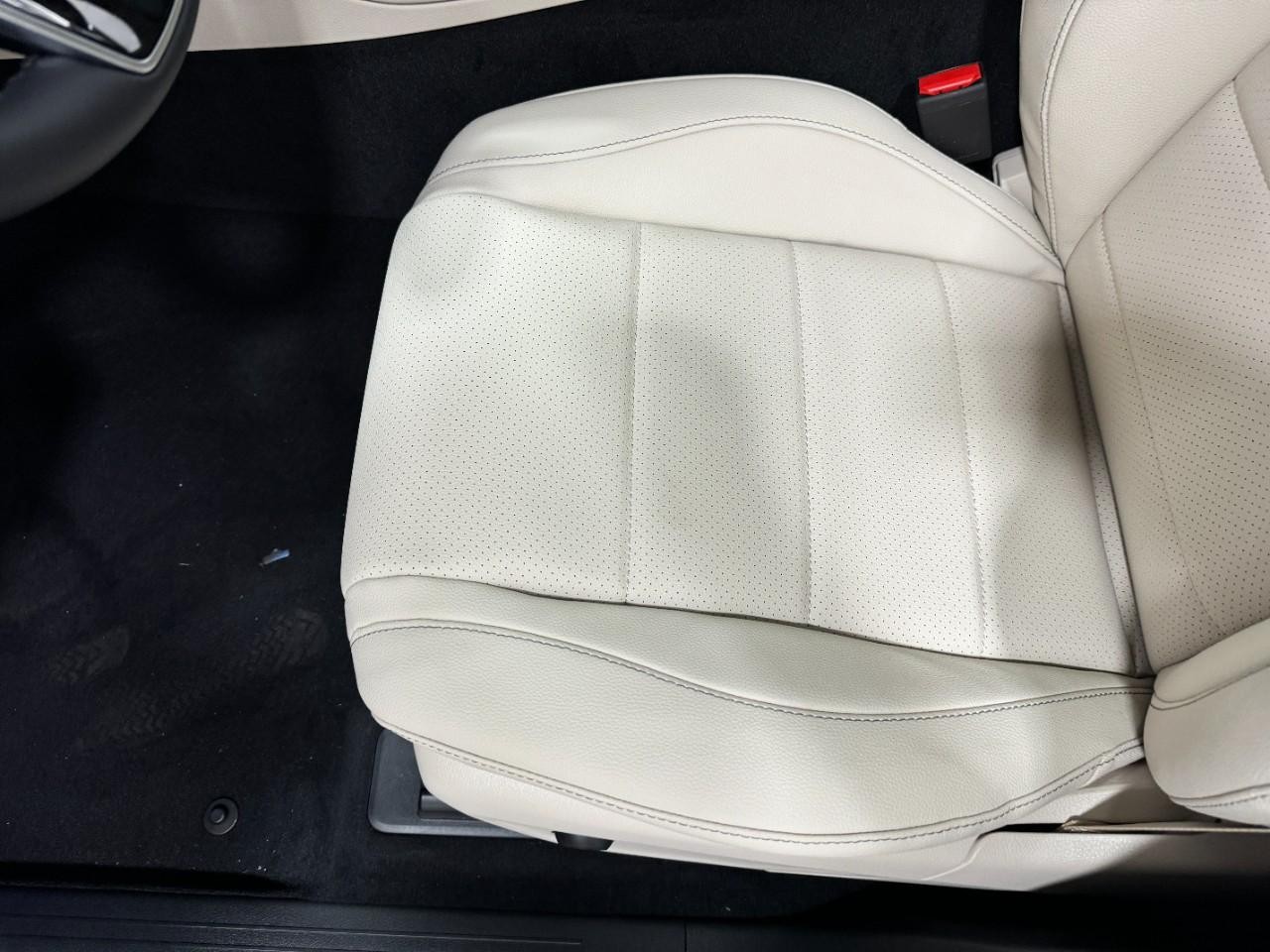 Mercedes-Benz GLE Vehicle Full-screen Gallery Image 30