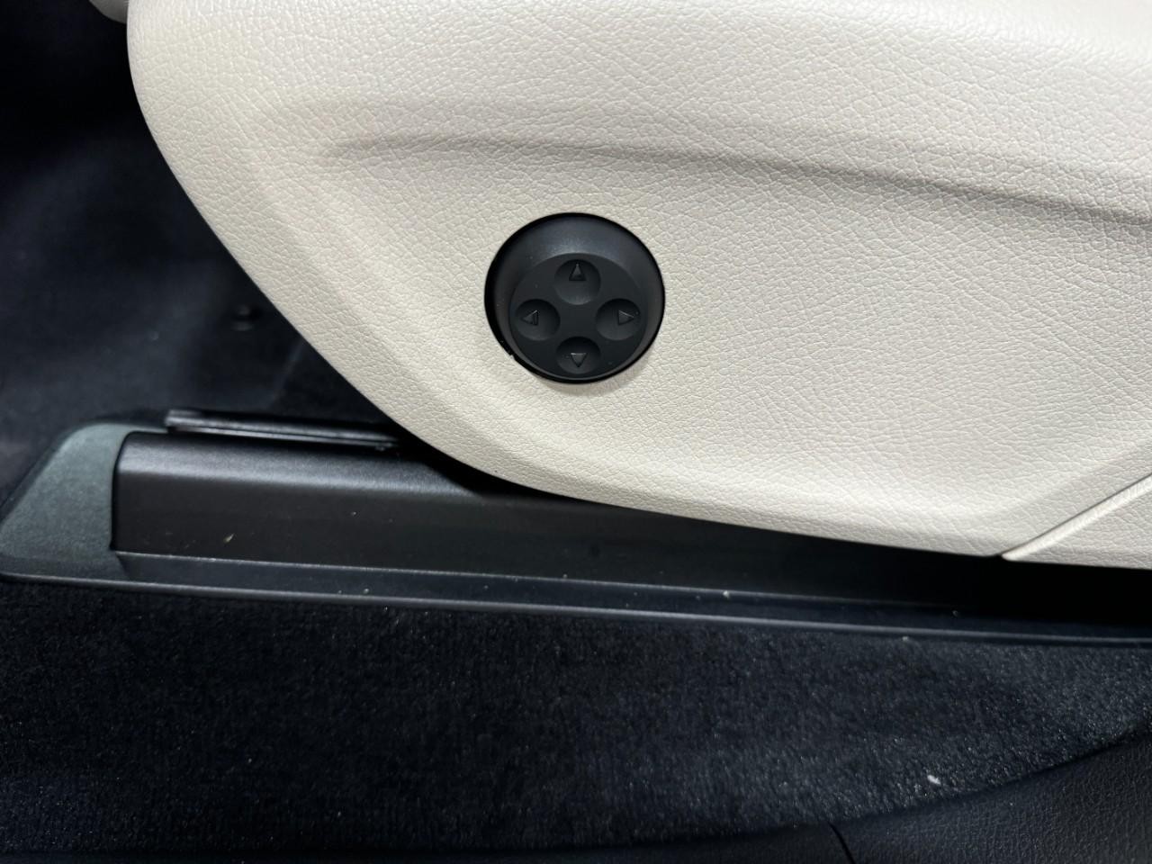 Mercedes-Benz GLE Vehicle Full-screen Gallery Image 31