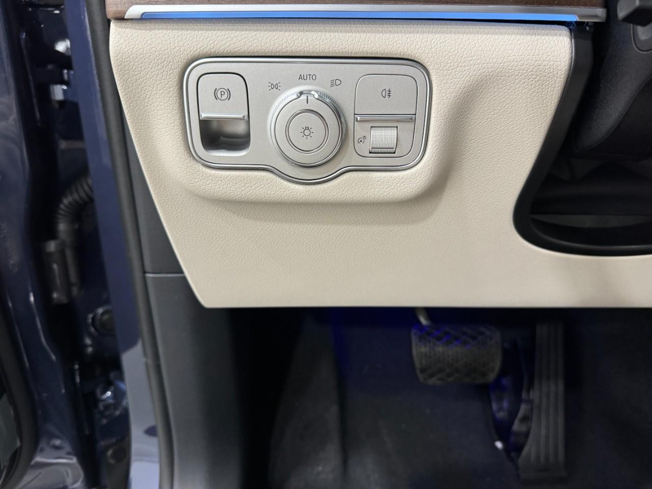 Mercedes-Benz GLE Vehicle Full-screen Gallery Image 32