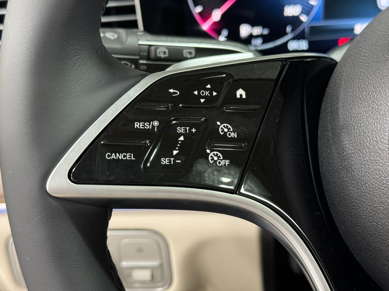 Mercedes-Benz GLE Vehicle Full-screen Gallery Image 33