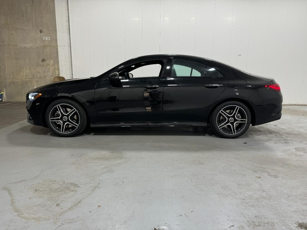 Mercedes-Benz CLA Vehicle Full-screen Gallery Image 2