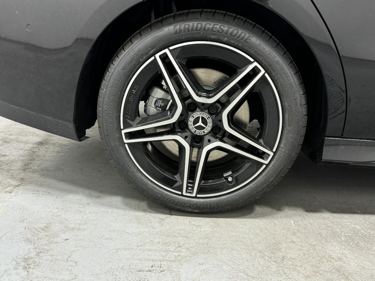 Mercedes-Benz CLA Vehicle Full-screen Gallery Image 5