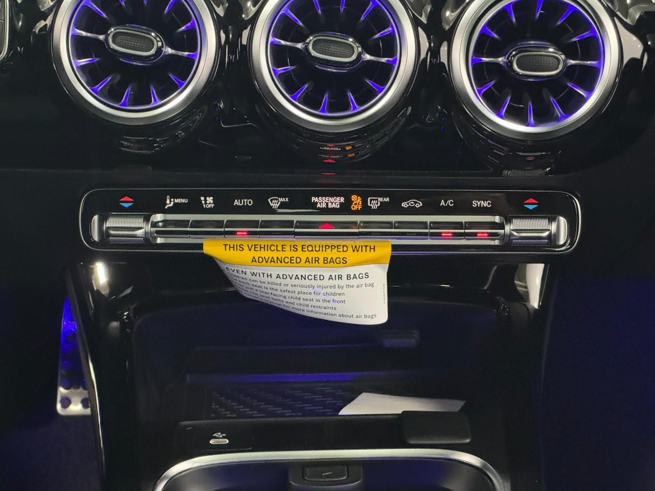 Mercedes-Benz CLA Vehicle Full-screen Gallery Image 15