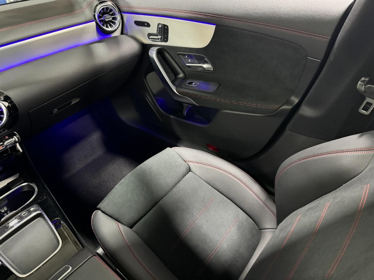 Mercedes-Benz CLA Vehicle Full-screen Gallery Image 17