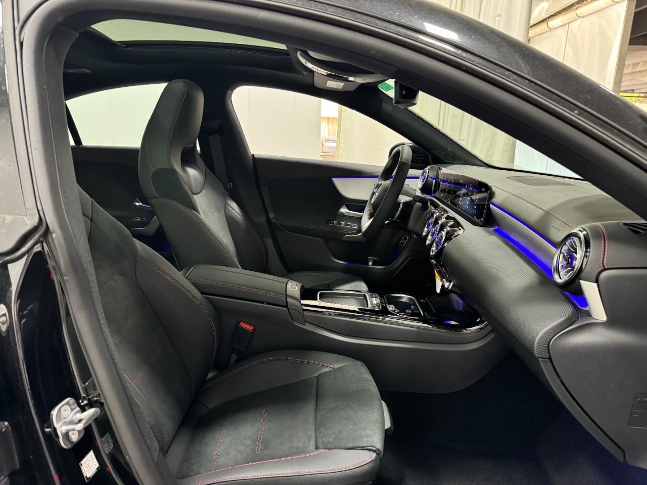 Mercedes-Benz CLA Vehicle Full-screen Gallery Image 18