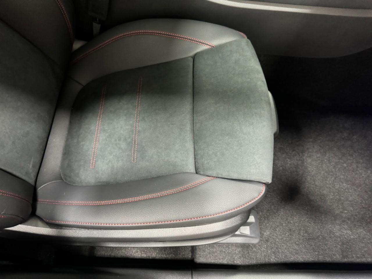 Mercedes-Benz CLA Vehicle Full-screen Gallery Image 19