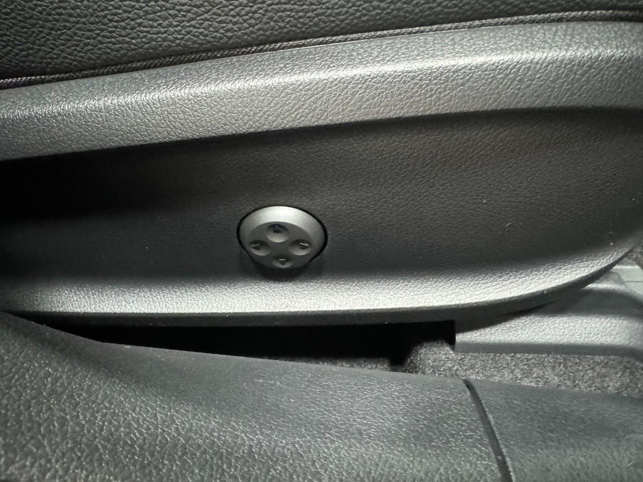 Mercedes-Benz CLA Vehicle Full-screen Gallery Image 20