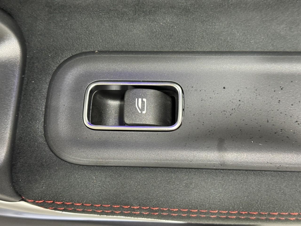 Mercedes-Benz CLA Vehicle Full-screen Gallery Image 23