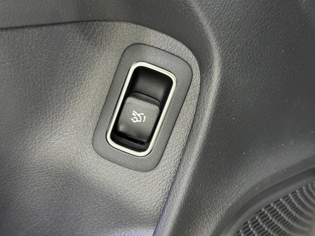 Mercedes-Benz CLA Vehicle Full-screen Gallery Image 27