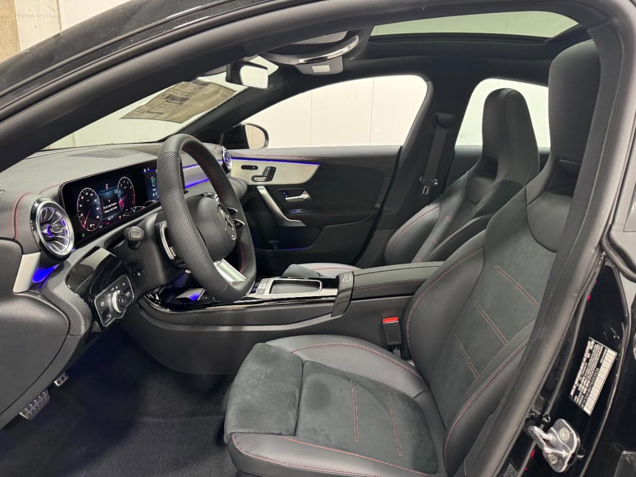 Mercedes-Benz CLA Vehicle Full-screen Gallery Image 28